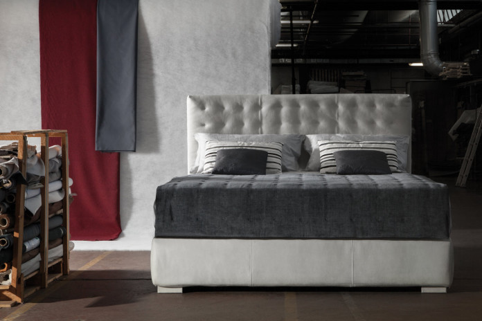 Letto matrimoniale in pelle Barth di Milano Bedding