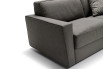 Dettaglio del bracciolo dal design moderno