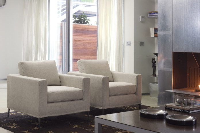 Grace ist ein moderner Sessel mit hohen, schlanken Metallfüßen.