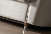 Detail von dem Holzfuß mit Metalldetails