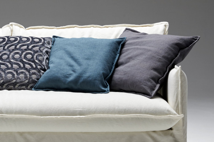 Coussin Clarke avec bordure et couture surpiqûée (coussins central et à droite)