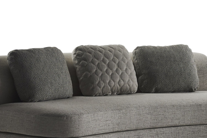 Coussins déco revêtus de tissu lisse ou matelassé