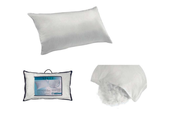 L'oreiller avec garnissage en plume et en duvet d'oie, sous-taie en mousseline de coton