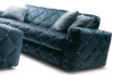 Coussins carrés en velours sur un canapé de la même collection