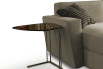 Détail de l'accoudoir au design évasé