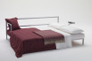 Pour obtenir le lit queen size, il suffit de faire glisser le mécanisme et déplier le matelas